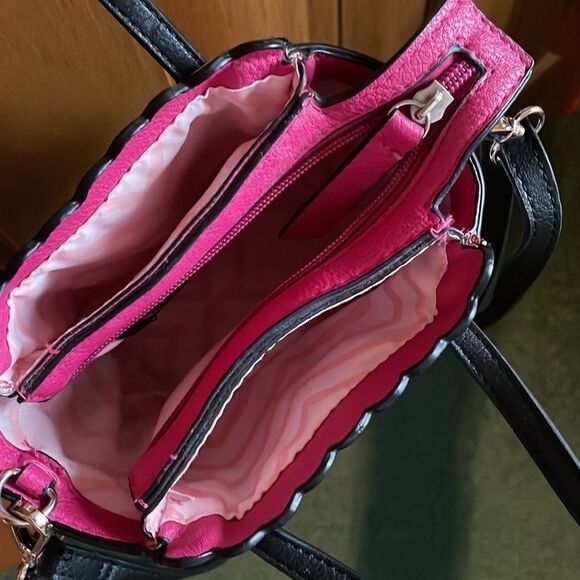 CANDIE'S Black & White zig-zag mini-purse w/pink flowers, Bryant bow, 3 sections - Picture 6 of 13